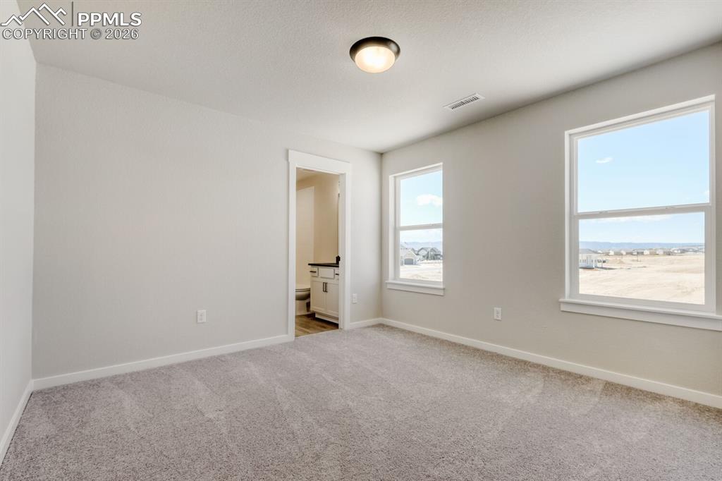 Image 15 of 27: Bedroom