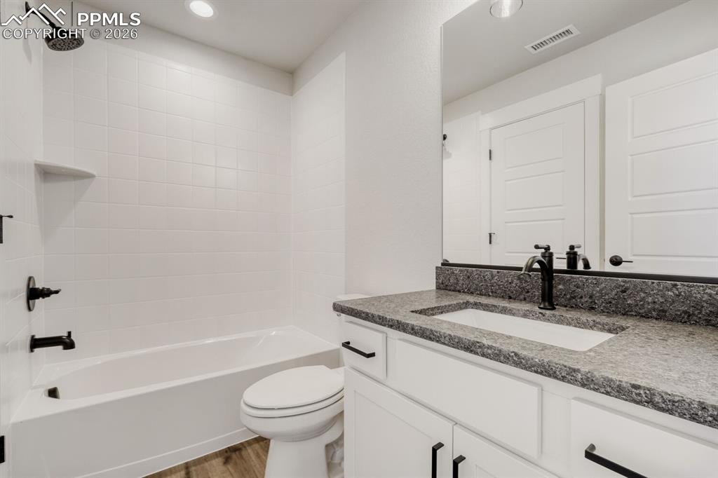 Image 19 of 27: Bathroom