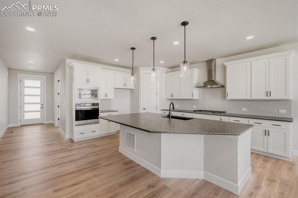 Image 7 of 27: Kitchen