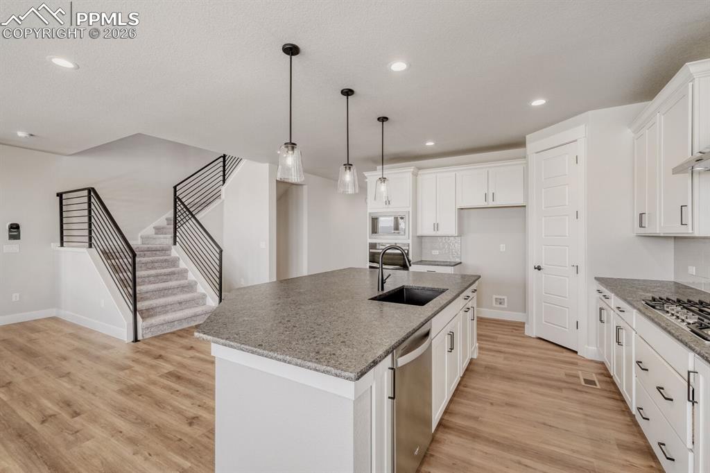 Image 8 of 27: Kitchen