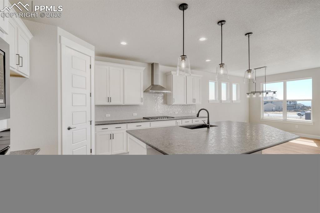 Image 9 of 27: Kitchen
