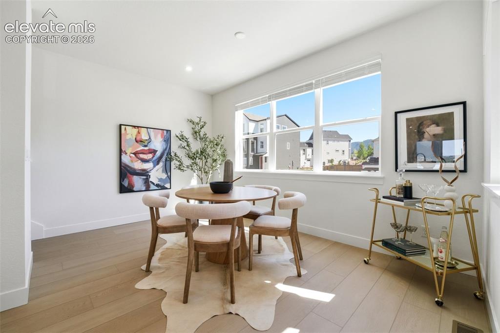 Image 19 of 50: Dining Area