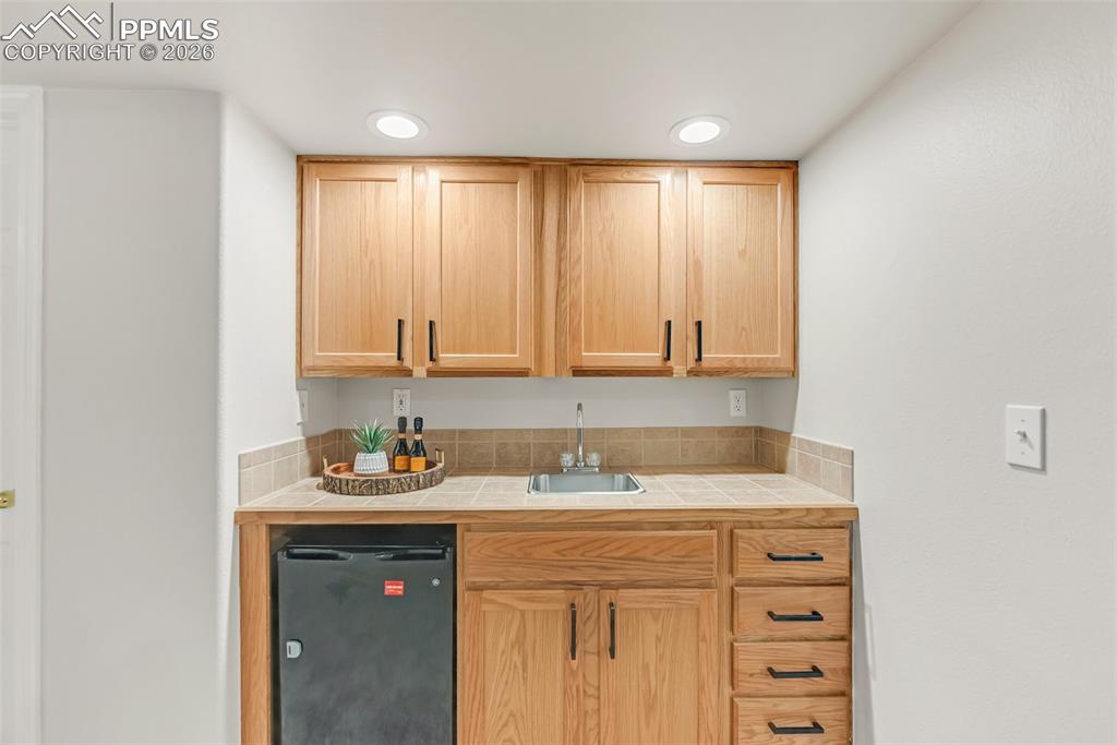 Image 31 of 43: Basement wet bar
