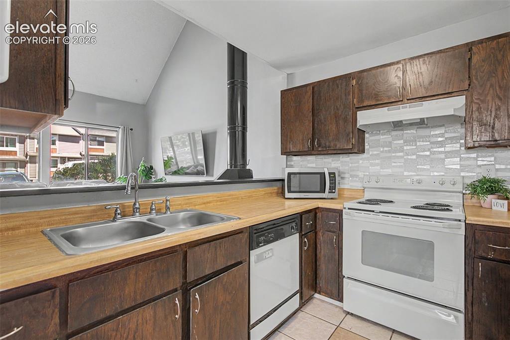 Image 11 of 27: Kitchen