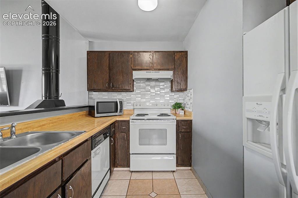 Image 12 of 27: Kitchen