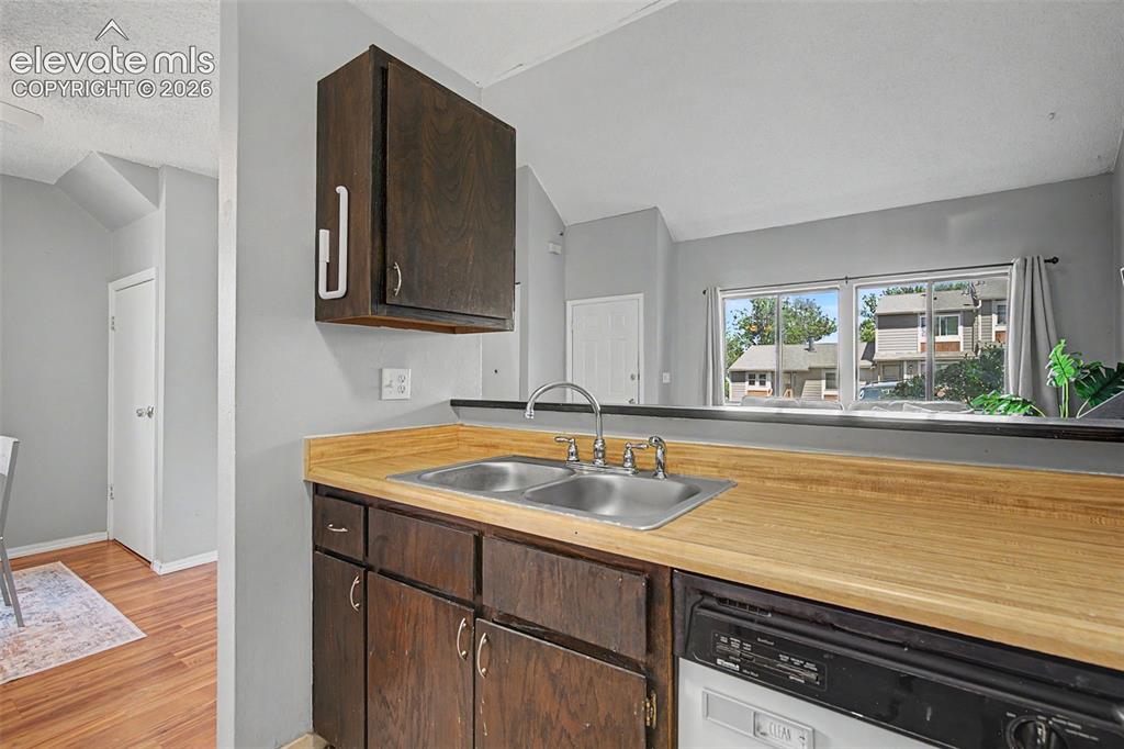 Image 13 of 27: Kitchen