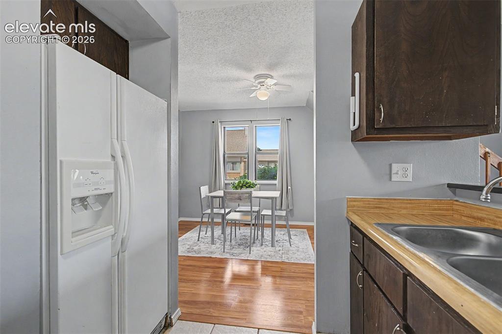Image 14 of 27: Kitchen