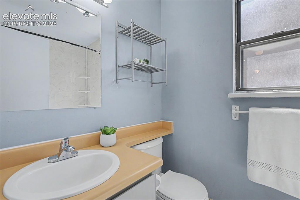 Image 16 of 27: Bathroom