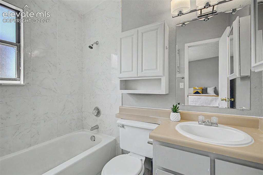 Image 22 of 27: Bathroom