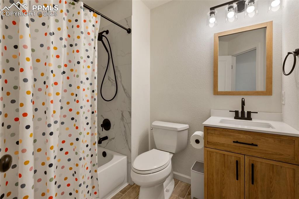 Image 19 of 29: Full Bath - Upper Level 