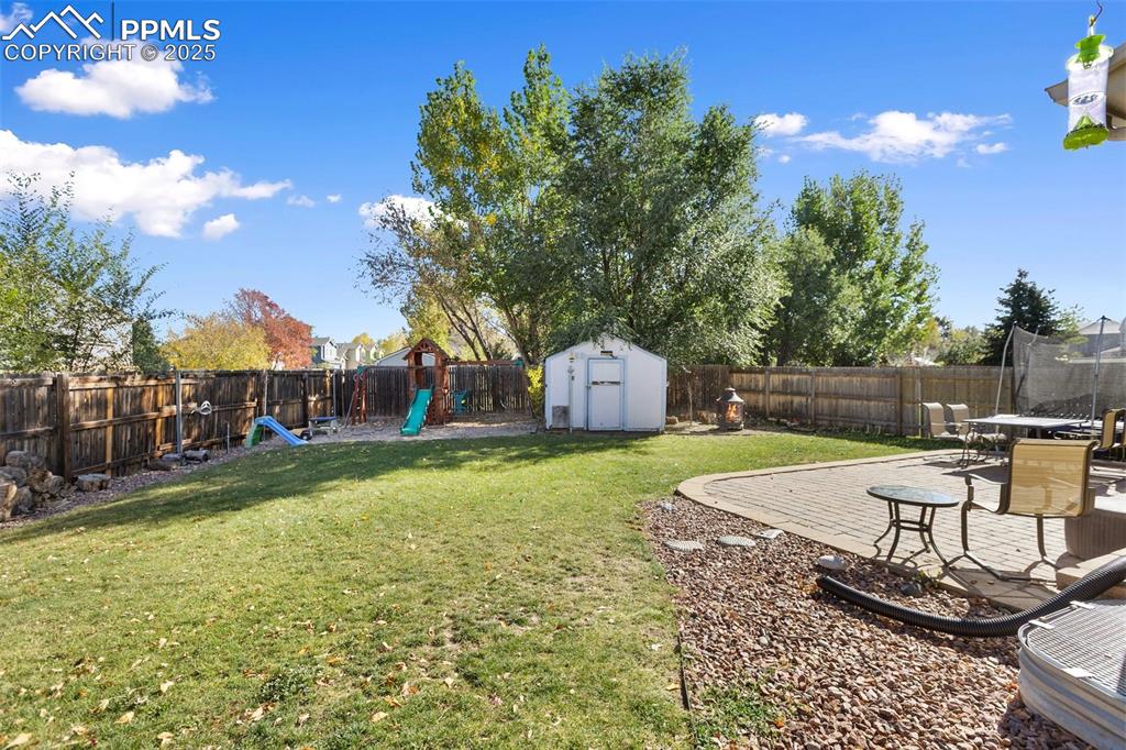 Image 27 of 29: Yard