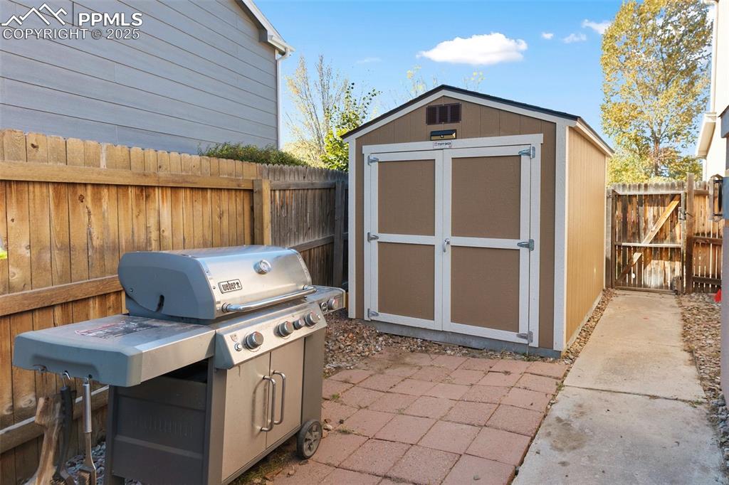 Image 29 of 29: Shed / Side Yard 