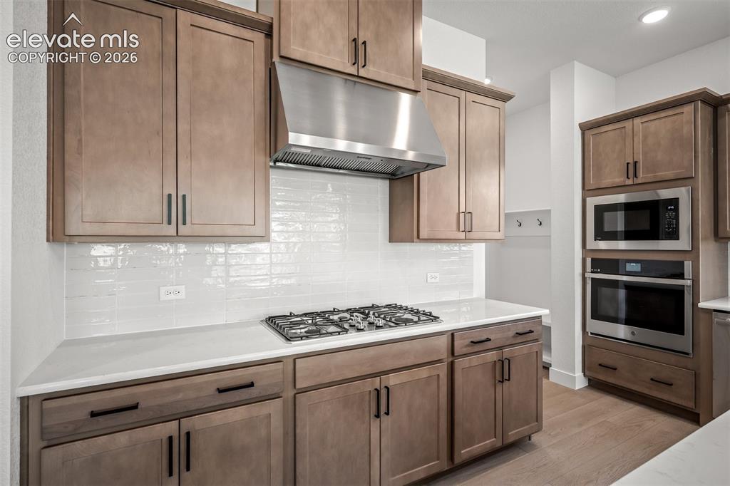Image 10 of 39: Kitchen