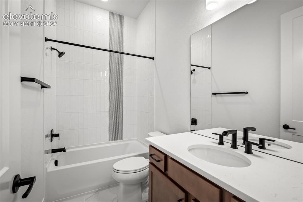 Image 26 of 39: Bathroom