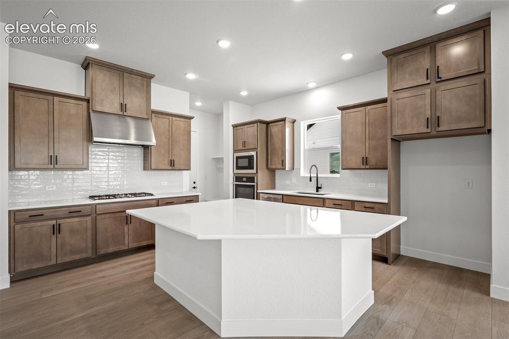 Image 9 of 39: Kitchen