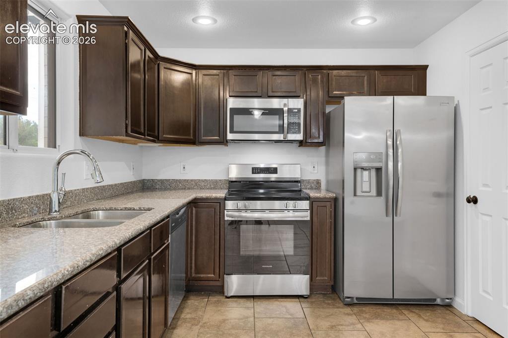 Image 10 of 44: Kitchen
