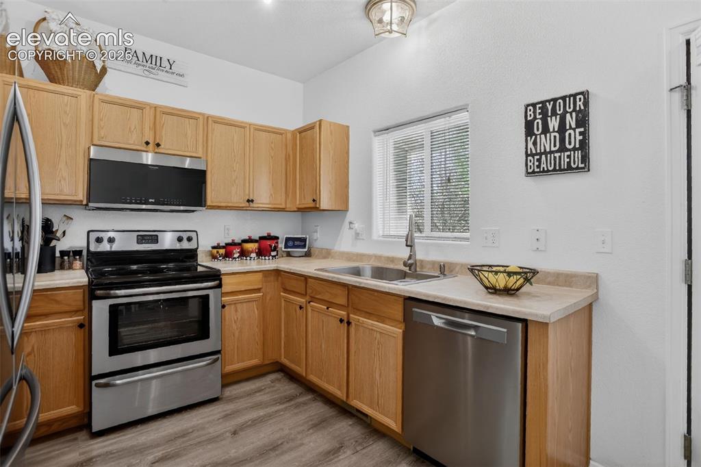 Image 19 of 28: Kitchen