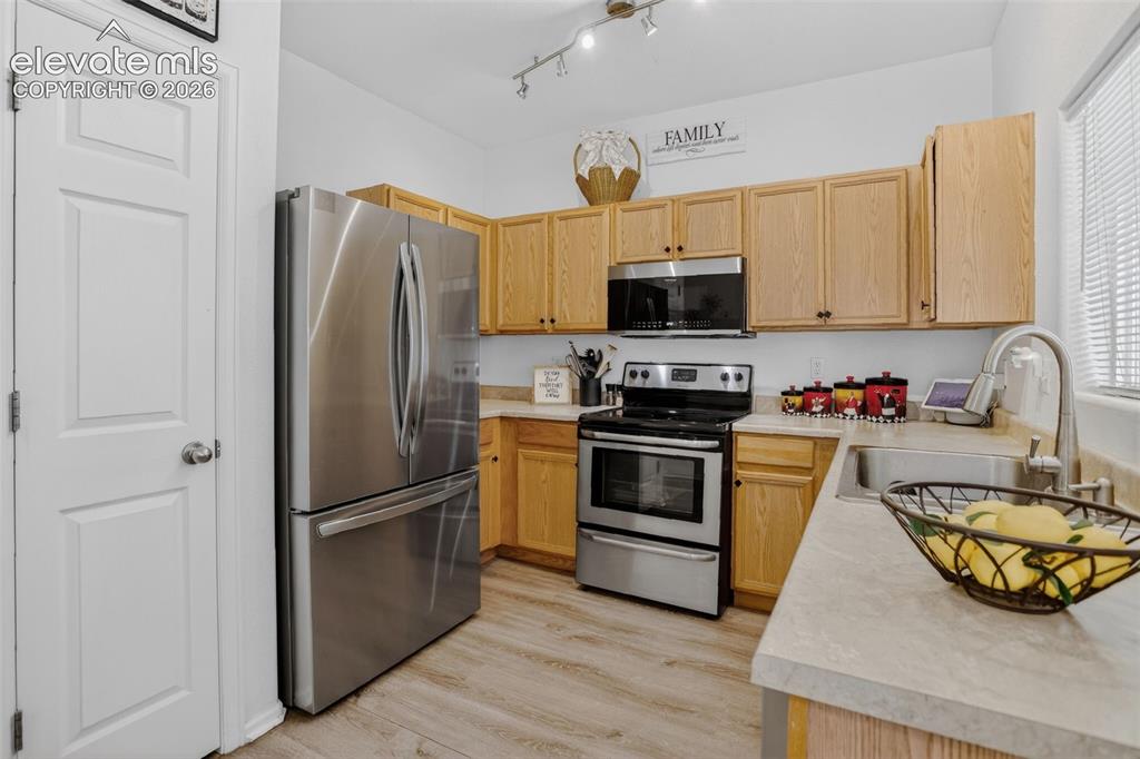 Image 6 of 28: Kitchen