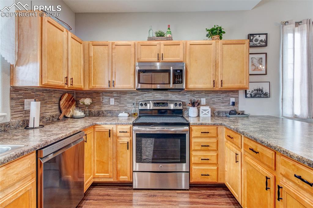 Image 11 of 32: Kitchen