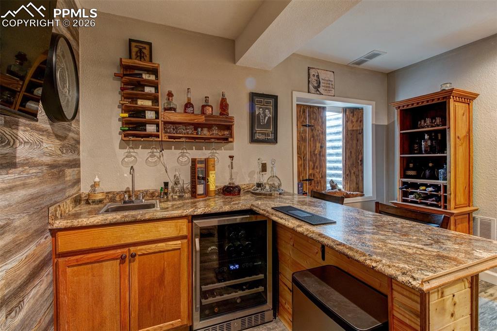 Image 19 of 32: Wet bar