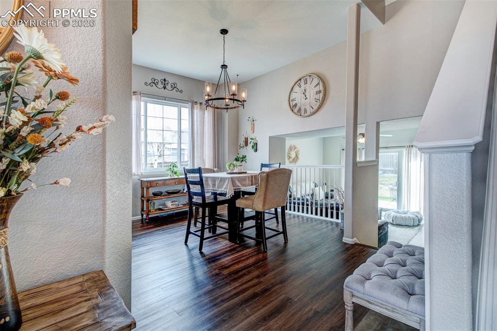 Image 6 of 32: Dining area