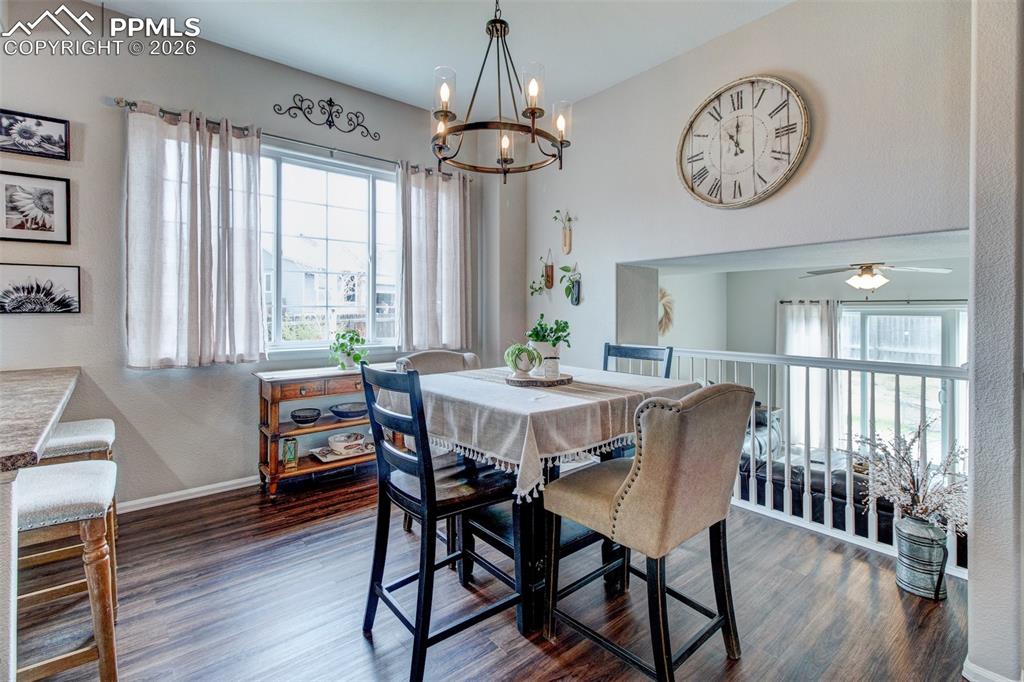 Image 7 of 32: Dining area