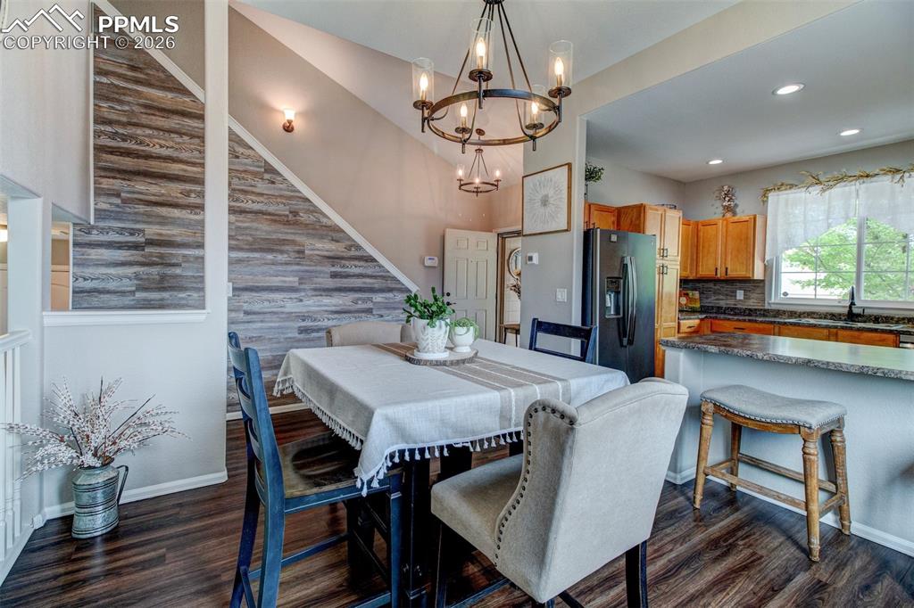 Image 8 of 32: Dining area