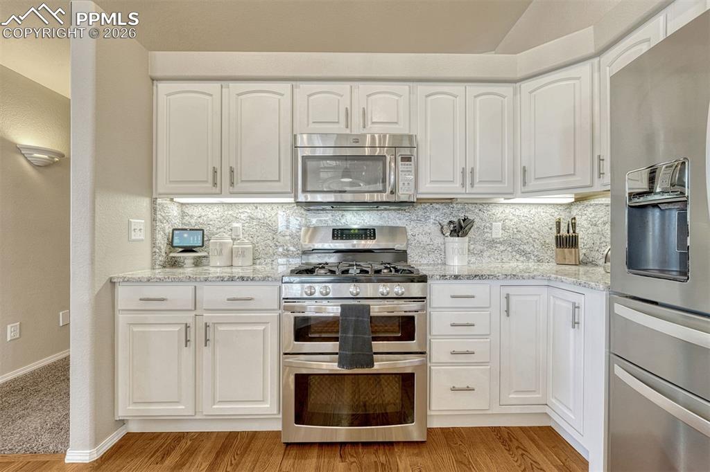 Image 15 of 42: Any home chef will appreciate the polished granite counters and the double