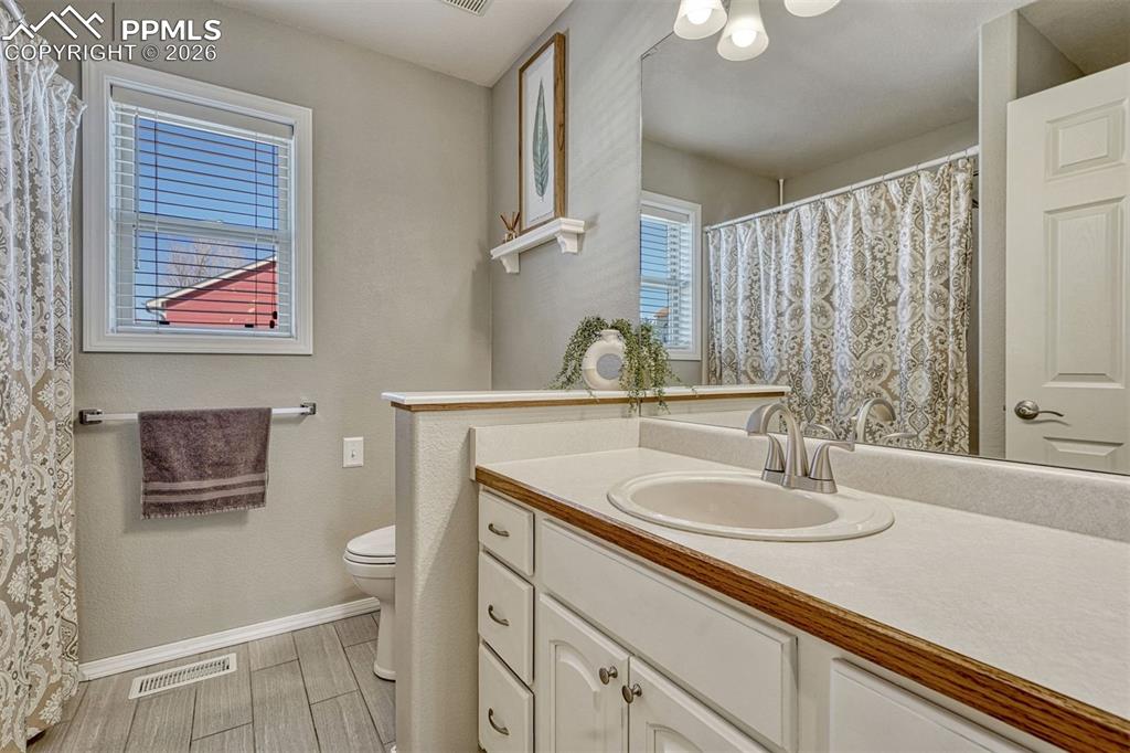 Image 18 of 42: Shared main level full bathroom