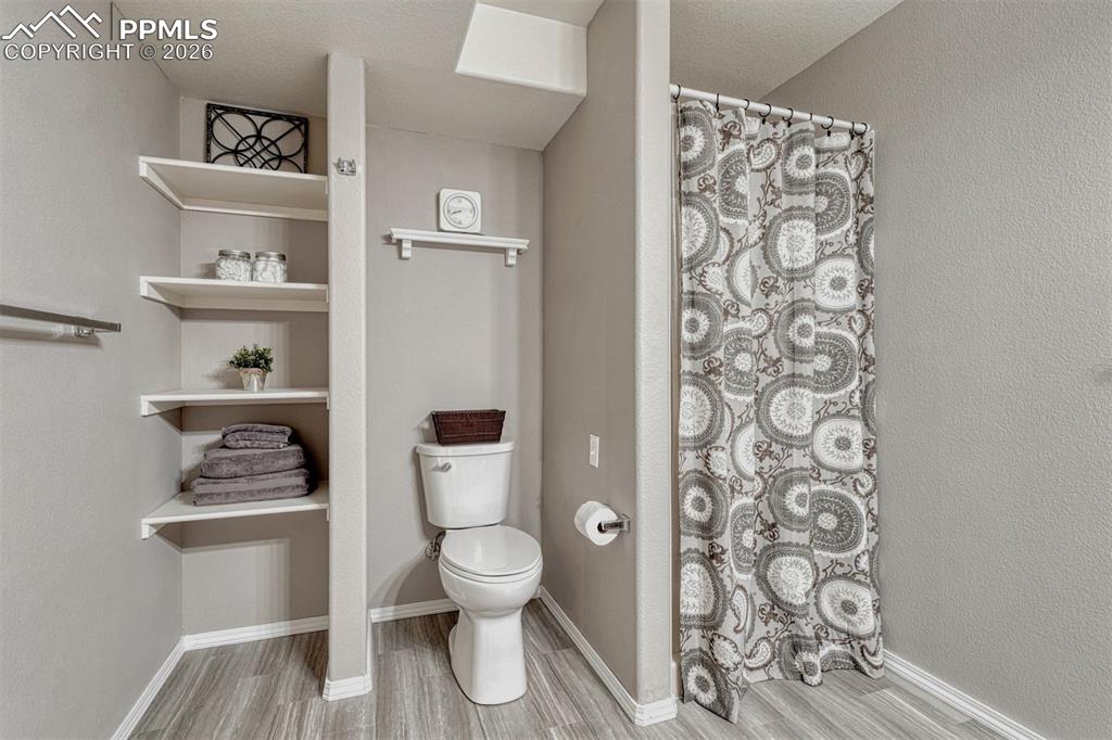 Image 33 of 42: Bathroom