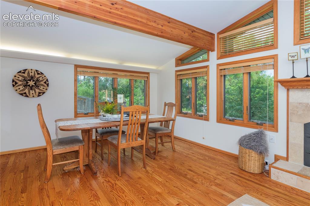 Image 11 of 50: Multiple areas to dine or play games.