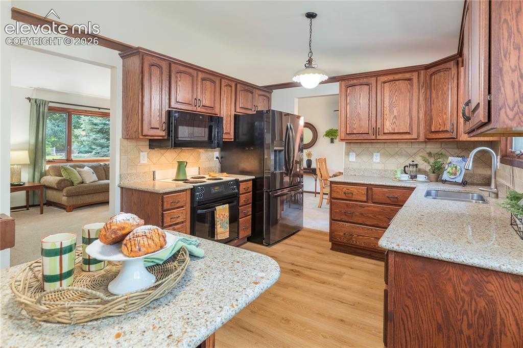 Image 24 of 50: Built-in microwave, oven/range and french door refrigerator with water disp