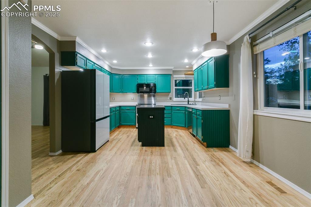 Image 14 of 50: Kitchen