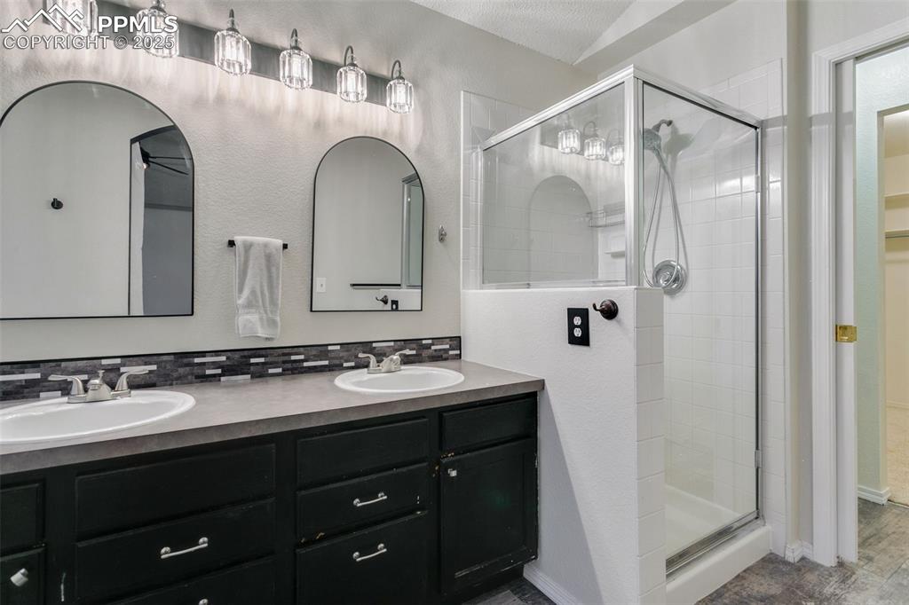 Image 30 of 50: En-suite bathroom 