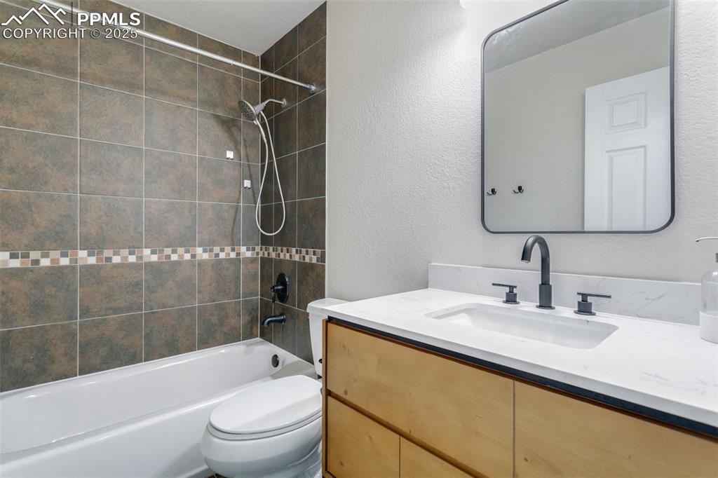 Image 34 of 50: Bathroom