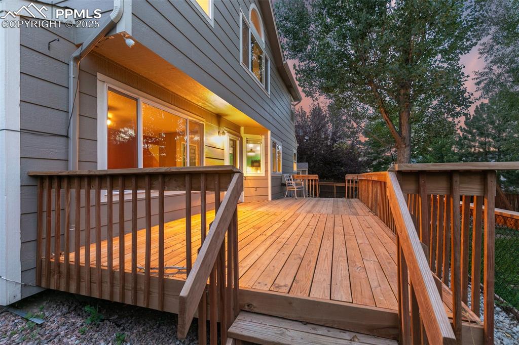 Image 49 of 50: Lrge back deck 