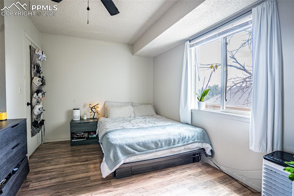 Image 11 of 18: Bedroom