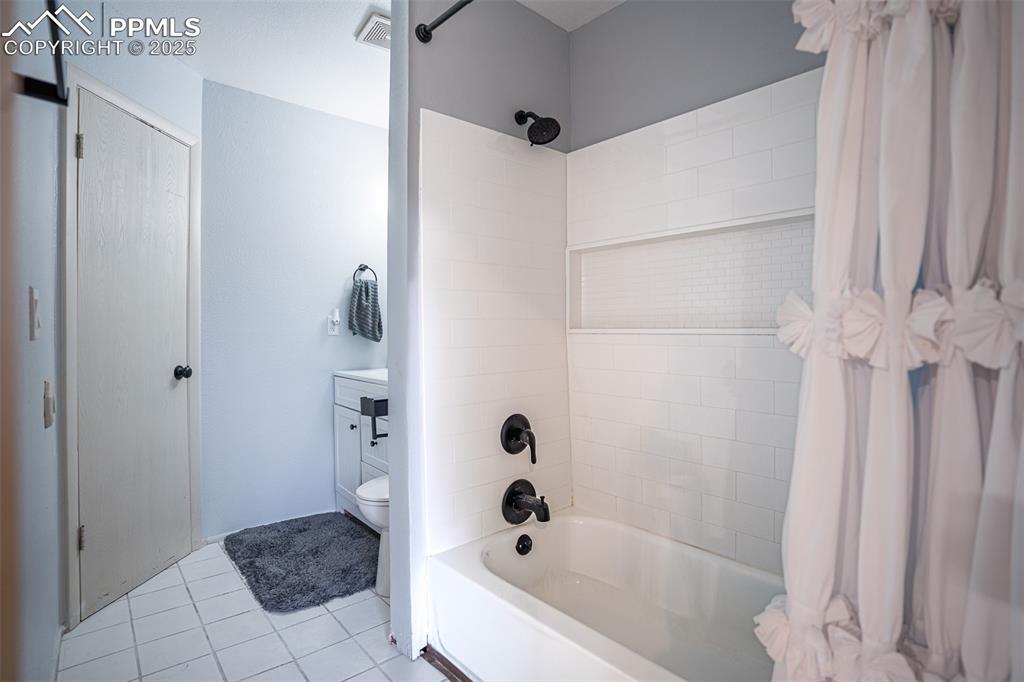 Image 12 of 18: Upper Bath