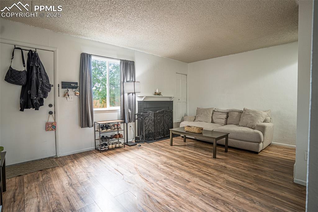 Image 4 of 18: Living Room