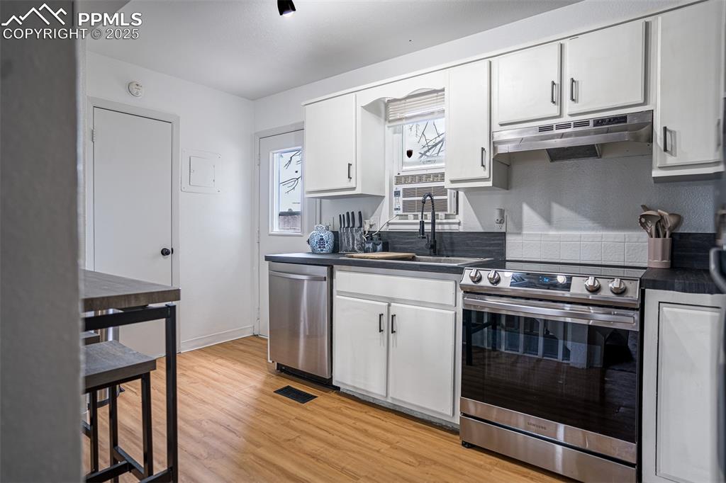 Image 5 of 18: Kitchen