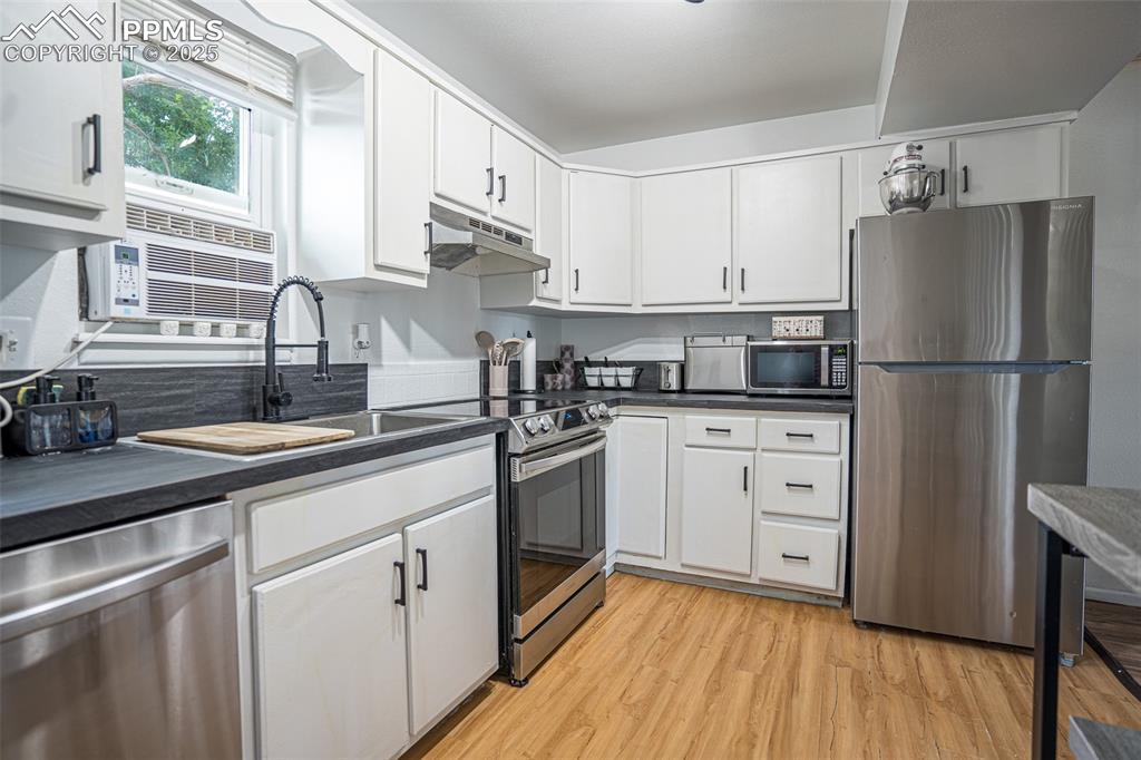 Image 6 of 18: Kitchen