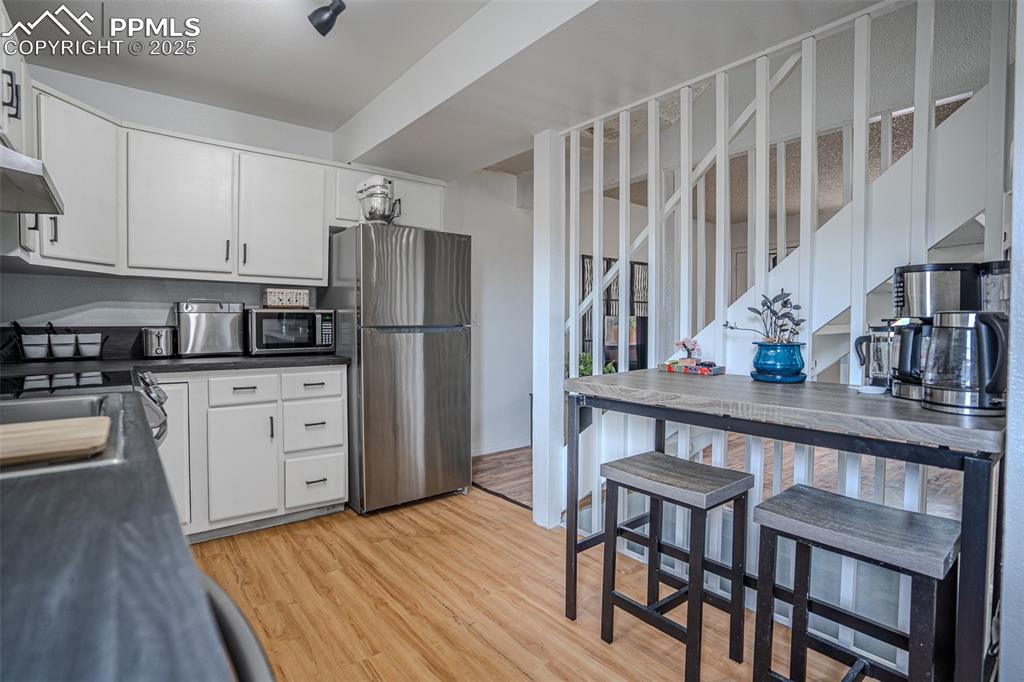 Image 7 of 18: Kitchen