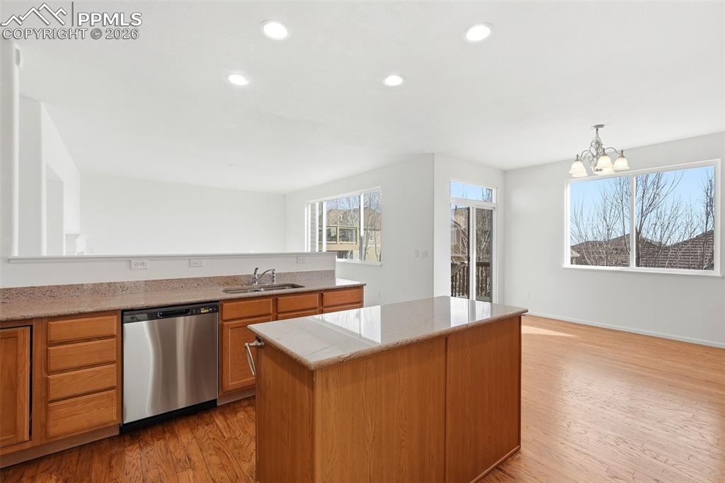 Image 12 of 50: Kitchen