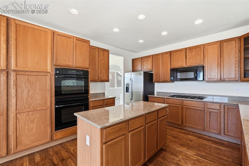 Image 14 of 50: Kitchen