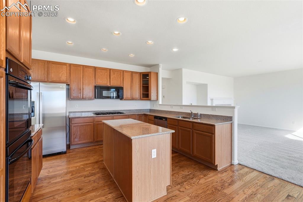 Image 15 of 50: Kitchen