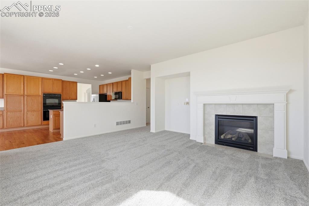 Image 23 of 50: Living Room