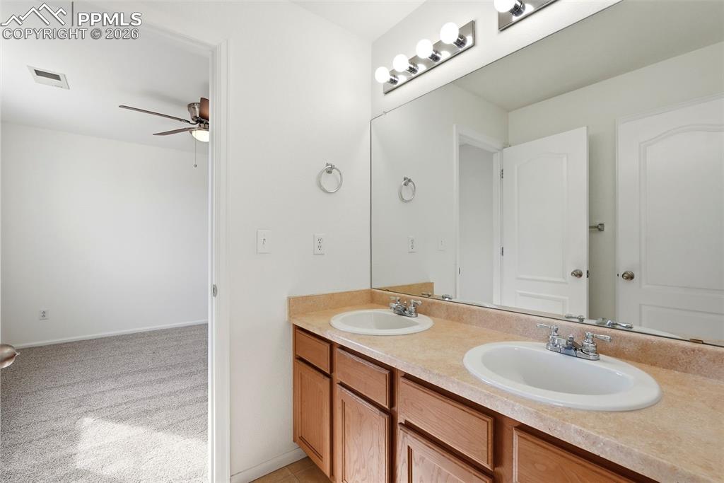 Image 38 of 50: Bathroom