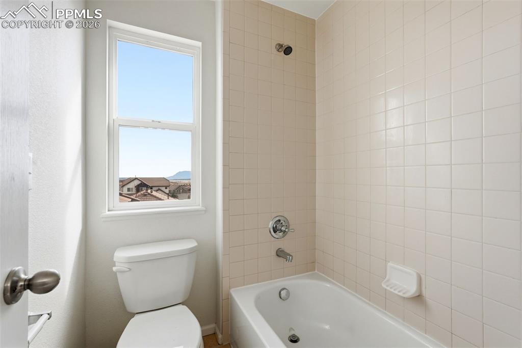 Image 39 of 50: Bathroom