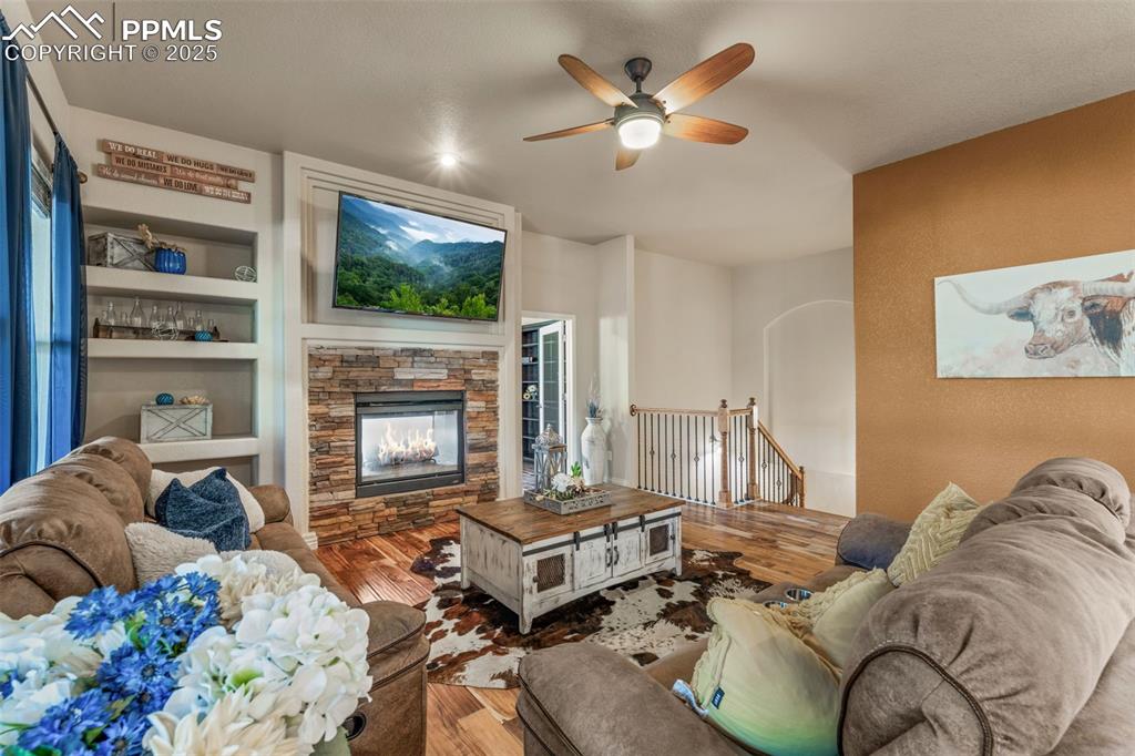 Image 12 of 50: Living Room