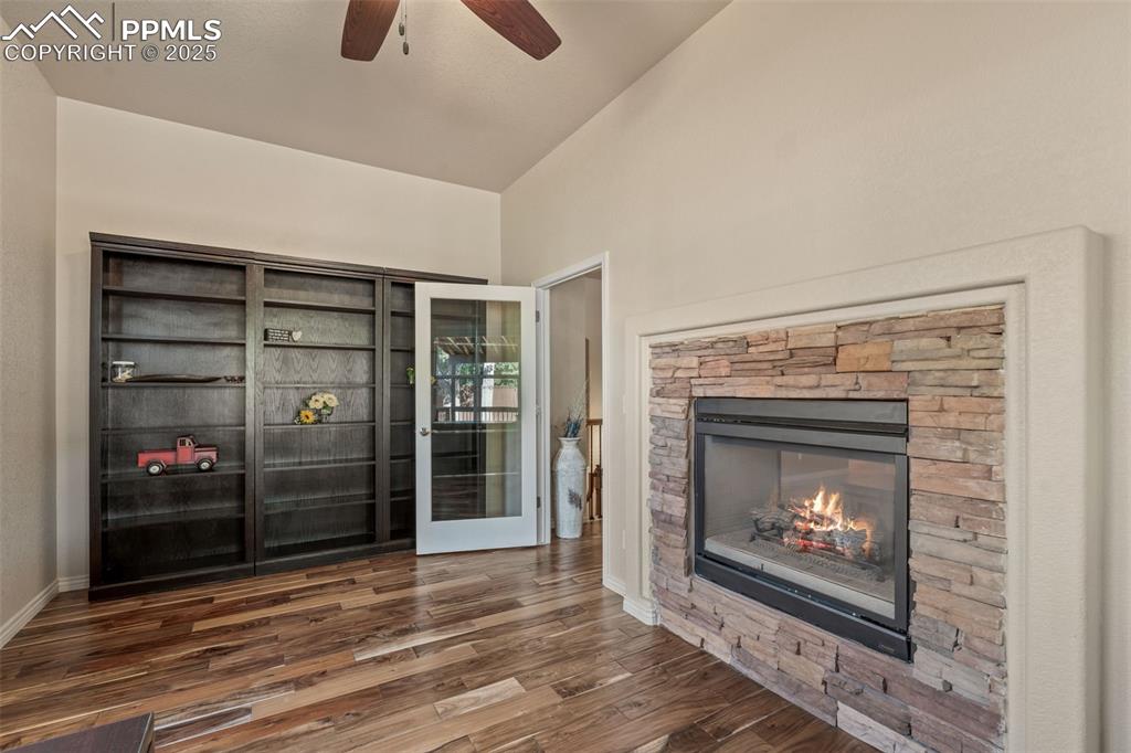 Image 14 of 50: Living Room